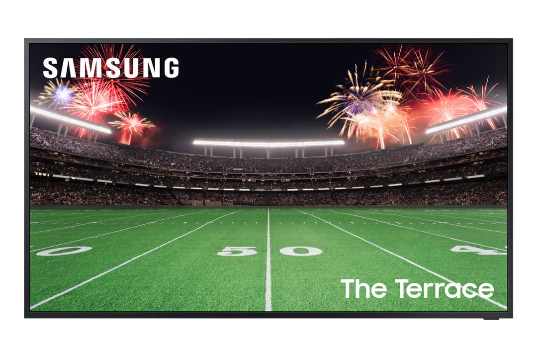 Téléviseur Samsung The Terrace affichant un stade de football illuminé avec feux d'artifice et foule en arrière-plan