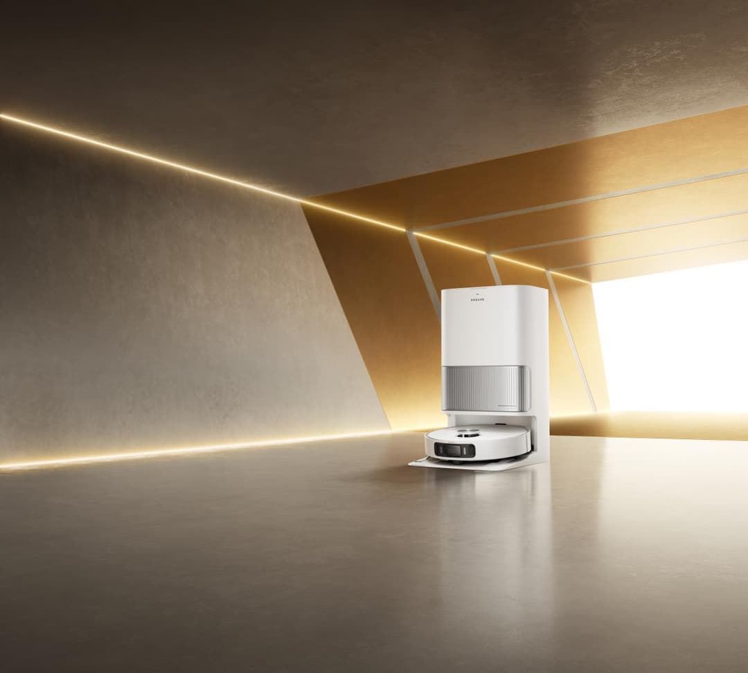 Robot aspirateur blanc et gris Dreame L40 Ultra AE avec sa station de nettoyage dans un intérieur minimaliste aux tons neutres