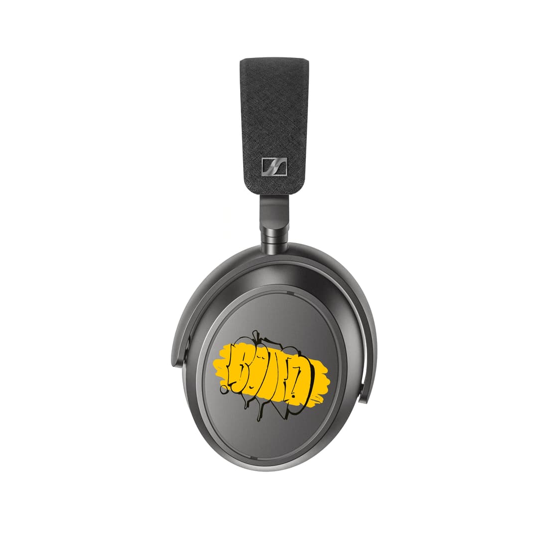 Casque Sennheiser MOMENTUM 4 Wireless gris avec graffiti jaune sur l'écouteur, édition limitée 80 ans