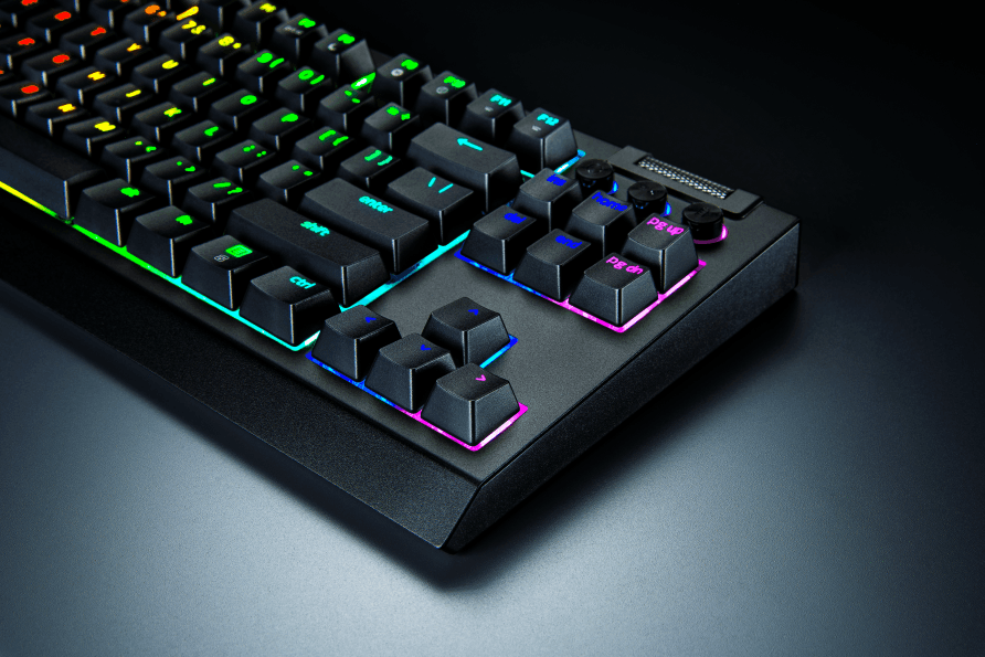 Clavier gaming Razer BlackWidow V4 Tenkeyless HyperSpeed aux touches noires avec rétroéclairage multicolore dégradé du vert au violet