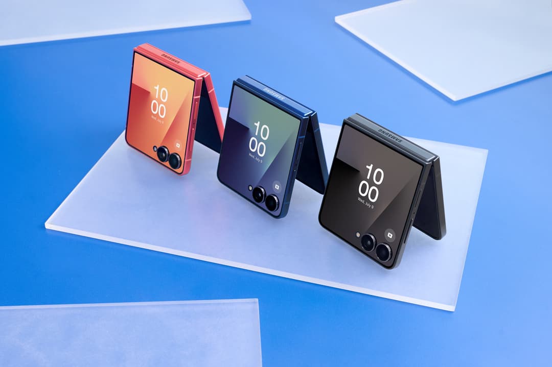 Galaxy Z Flip7 ouvert en trois coloris : Coralred, Jet-Black et Blue Shadow, affichant l'heure sur leurs écrans de couverture