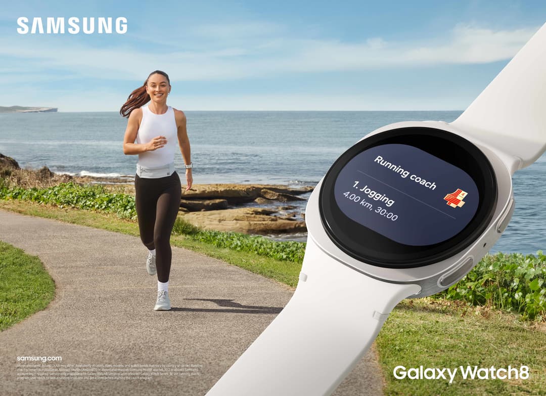 Femme jogging en bord de mer portant une Galaxy Watch8 blanche affichant un programme d'entraînement de course