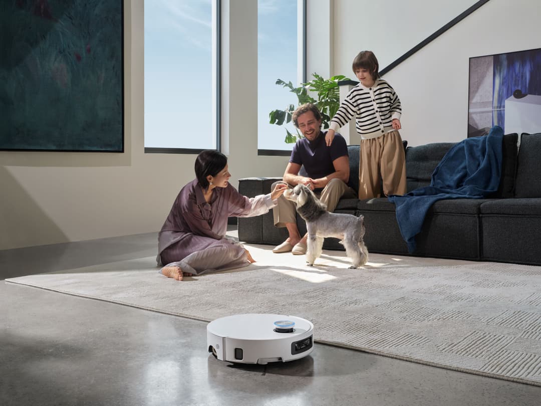 Robot nettoyeur Dreame Aqua10 Ultra Roller Complete blanc en action dans un salon familial lumineux