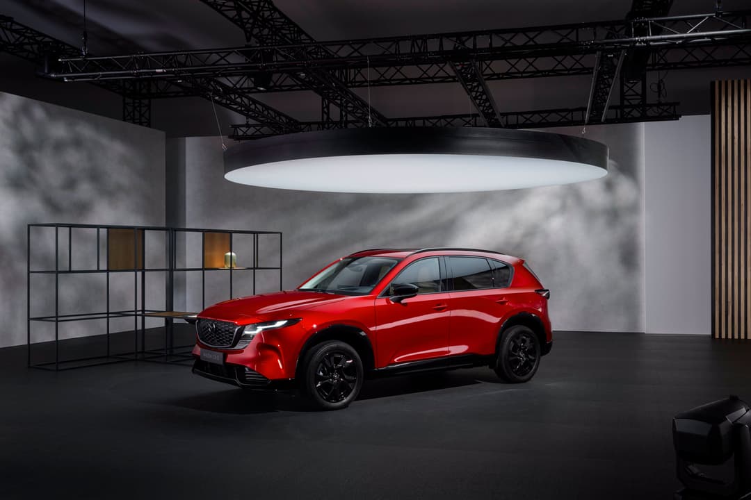 Nouveau Mazda CX-5 rouge présenté dans un showroom moderne avec éclairage zénithal