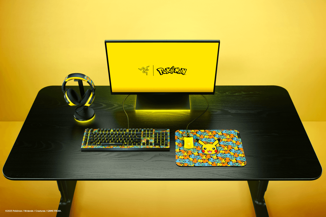 Périphériques Razer Pokémon sur bureau : écran avec logo, casque jaune et noir, clavier mécanique, souris avec Pikachu sur fond jaune