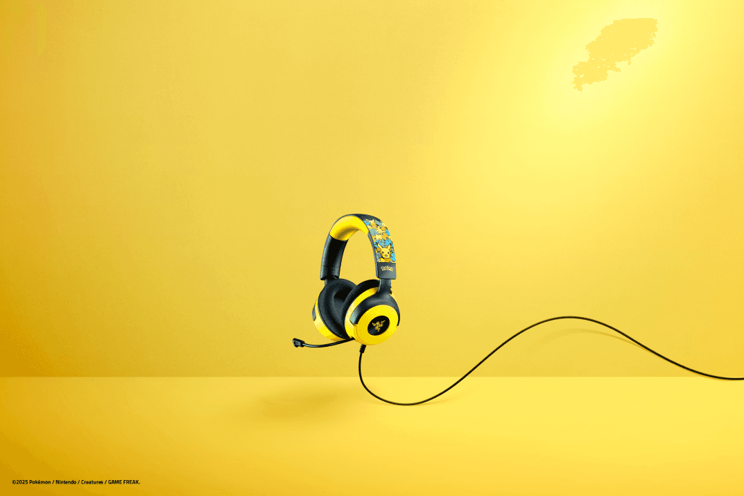 Razer Kraken V4 X édition Pokémon, casque gamer jaune et noir aux motifs Pikachu, sur fond jaune
