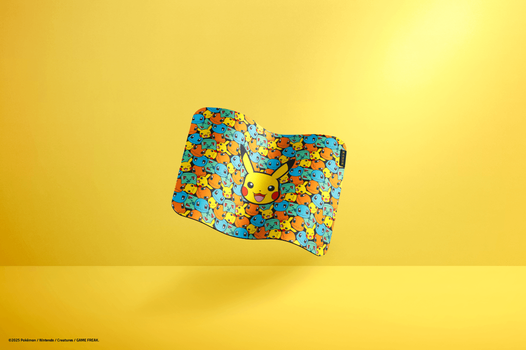 Razer Gigantus V2 Medium édition Pokémon, tapis de souris bleu et orange avec Pikachu au centre sur fond jaune