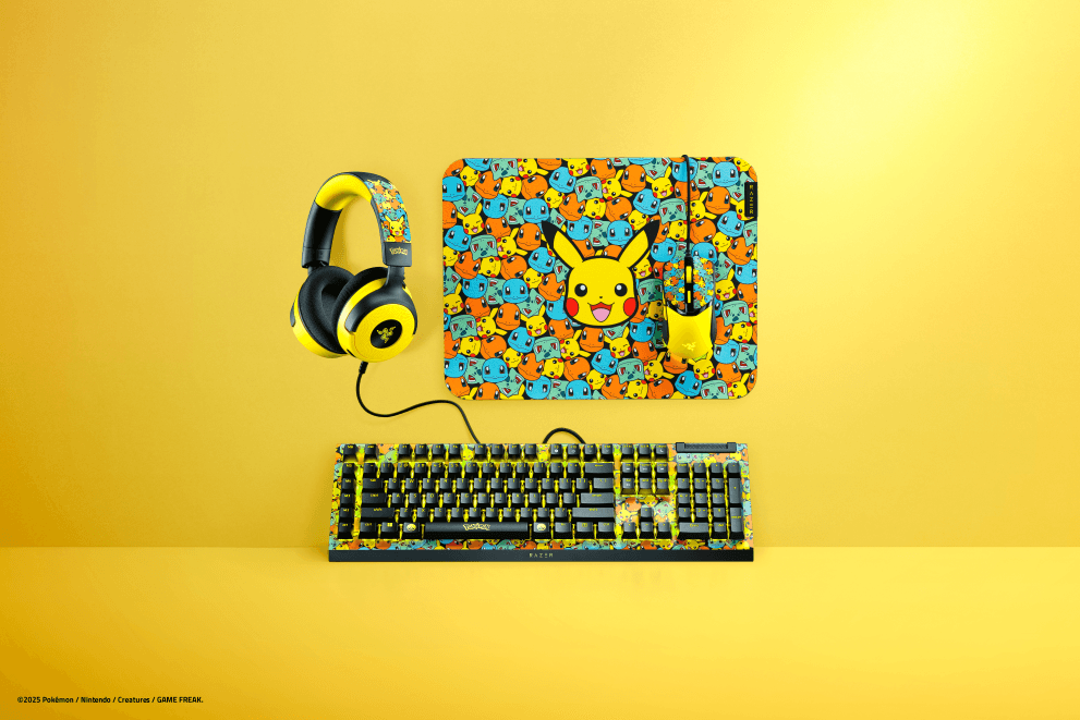 Casque Razer jaune et noir, clavier mécanique RGB Pokémon, tapis de souris multicolore avec Pikachu sur fond jaune