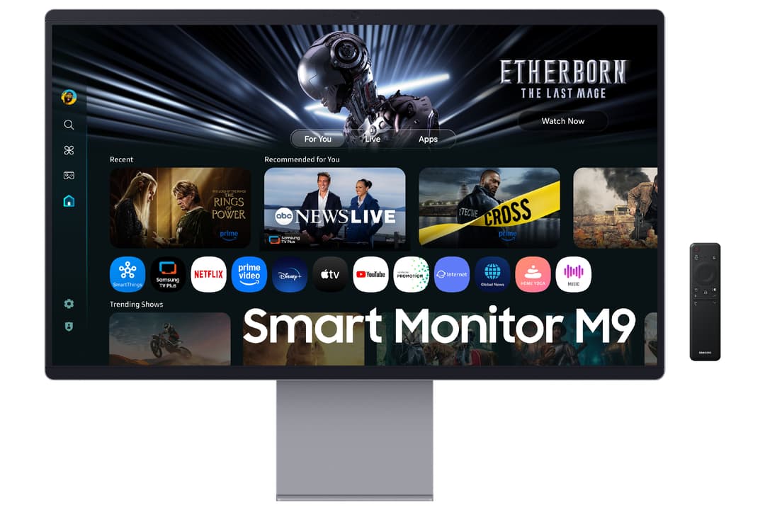 Samsung Smart Monitor M9 avec écran QD-OLED affichant une interface de streaming, accompagné de sa télécommande