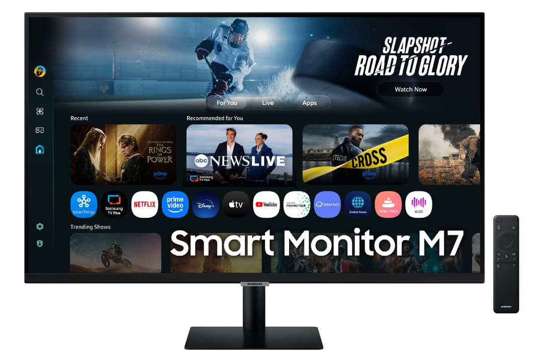 Samsung Smart Monitor M7 affichant l'interface Tizen OS avec contenu vidéo, services de streaming et menu de recommandations personnalisées, accompagné d'une télécommande