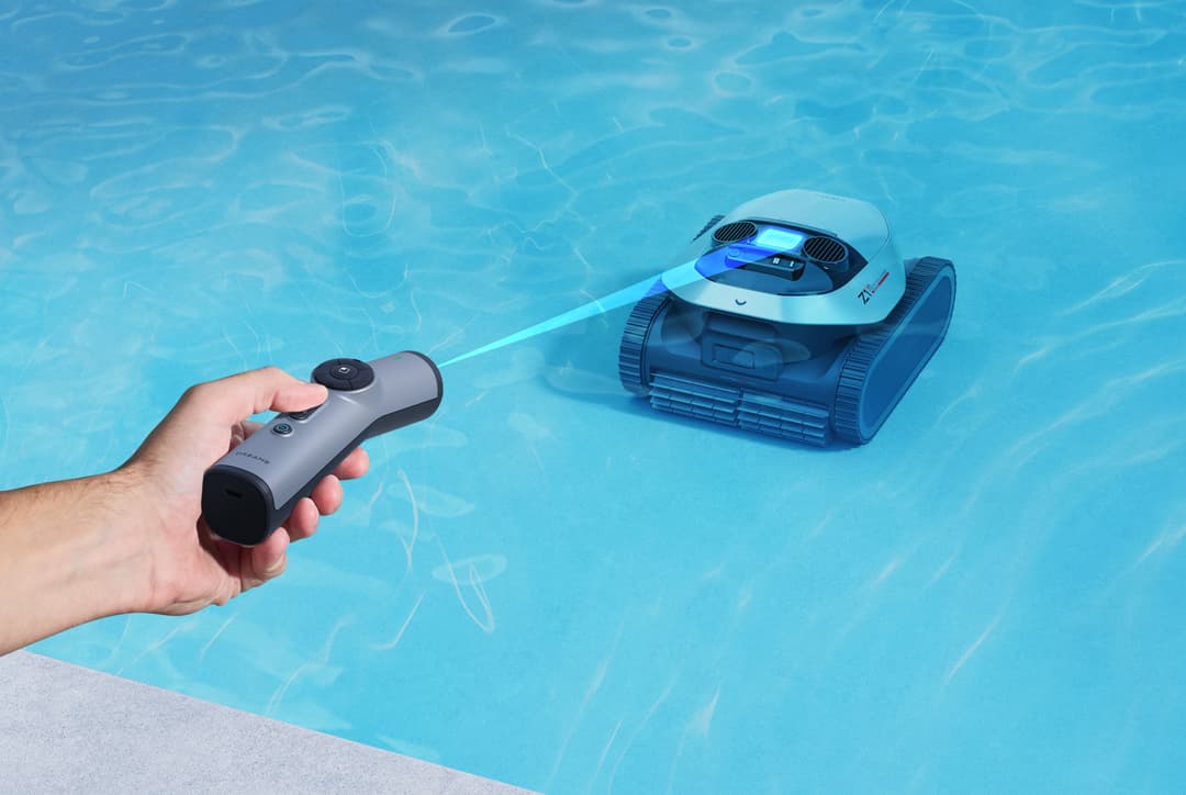 Robot tondeuse Dreame A2 blanc et bleu contrôlé à distance depuis le bord d'une piscine