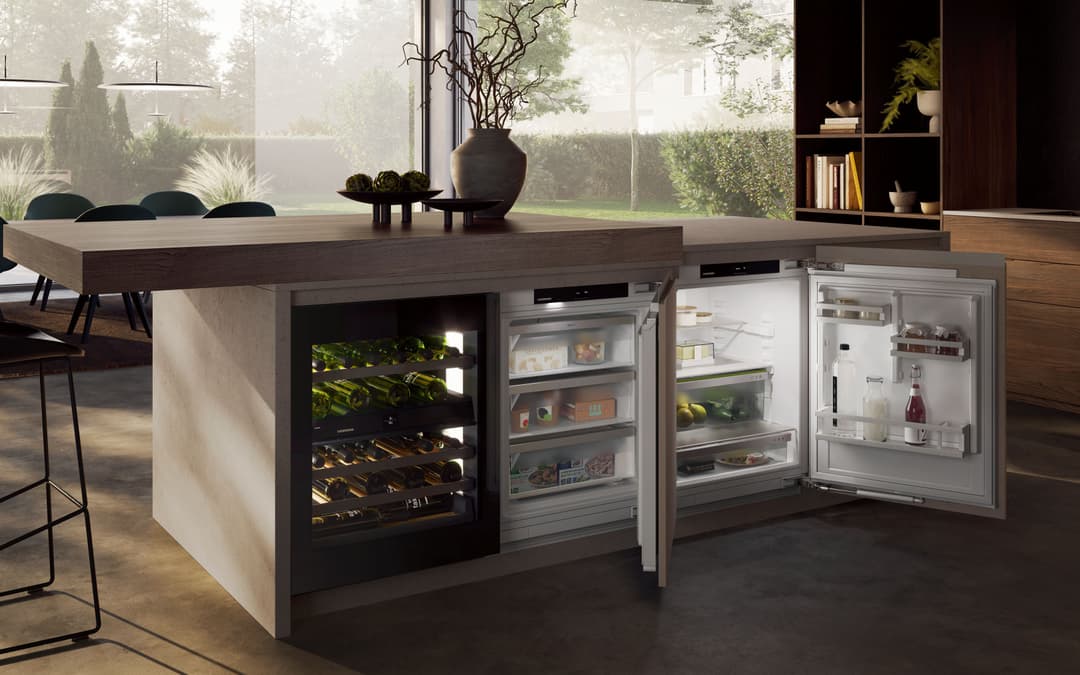 Îlot de cuisine avec appareils Liebherr intégrés : cave à vin, réfrigérateur et congélateur en coloris DarkGrey