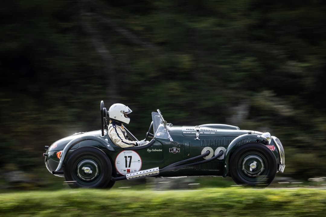 Voiture de course vintage noire avec numéro 17, pilotée en montagne lors du Bernina Gran Turismo