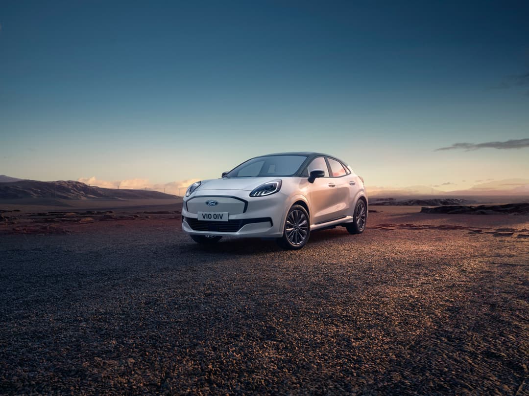 Ford Puma Sound Edition blanc électrique dans un paysage désertique au coucher de soleil