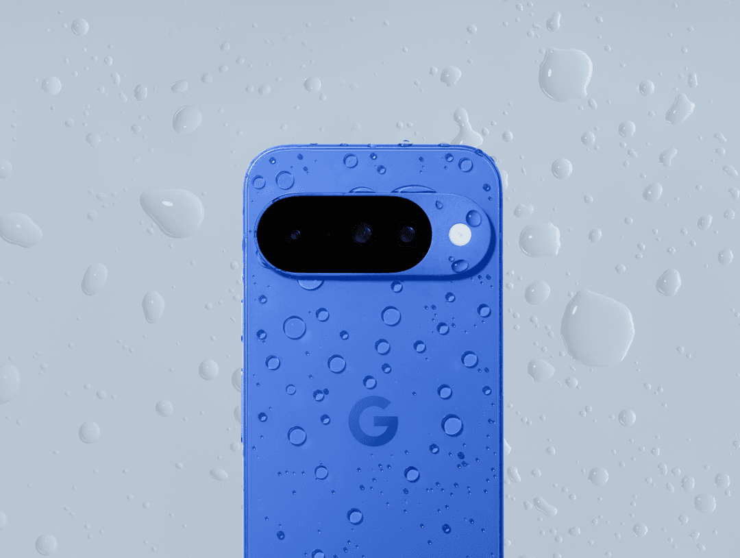 Smartphone Google Pixel 10 bleu avec gouttelettes d'eau, affichant le logo G au dos et bloc photo noir horizontal