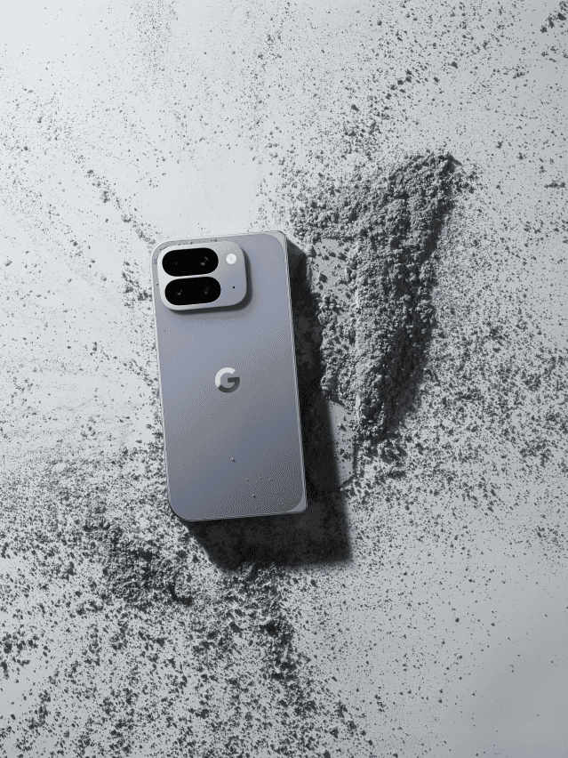 Google Pixel 10 Pro Fold gris bleu avec double capteur photo, posé sur surface texturée grise