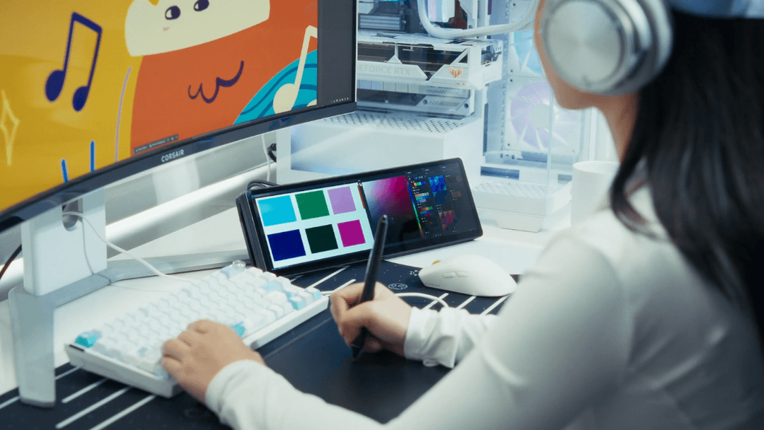 Écran tactile CORSAIR XENEON EDGE affichant une palette de couleurs sur le bureau d'un créateur graphique