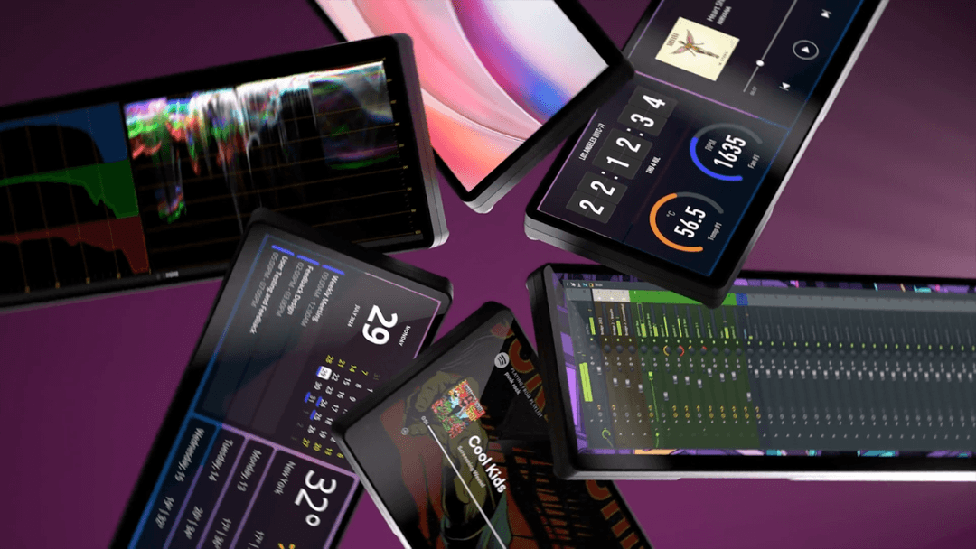Écrans tactiles LCD Corsair Xeneon Edge affichant des données de monitoring et d'audio, disposés sur fond violet