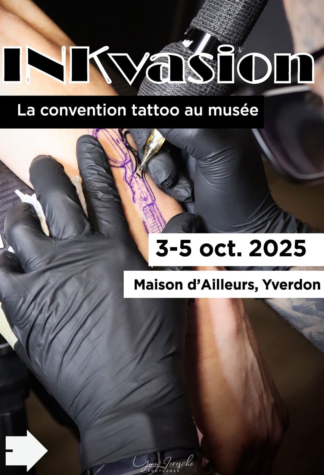 Tatoueur aux gants noirs traçant un motif géométrique violet sur la peau d'un client lors de la convention INKvasion