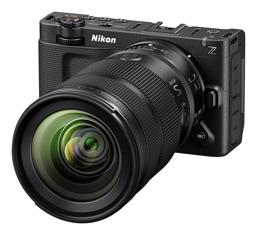 Appareil photo cinéma Nikon Z RED ZR noir, équipé d'un objectif zoom avec verre optique vert et jaune