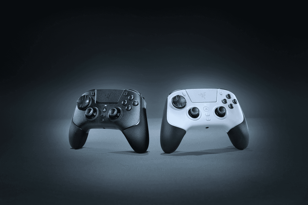 Manette Razer Raiju V3 Pro noire et blanche côte à côte, vue de face sur fond gris