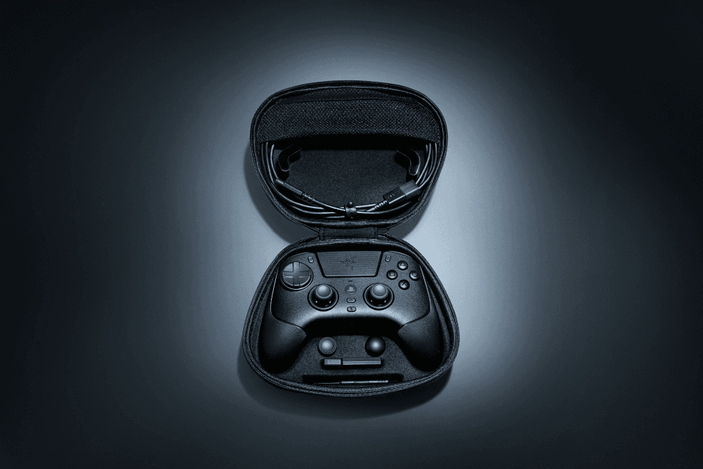 Manette Razer Raiju V3 Pro noire dans son étui de transport ouvert, sur fond gris bleuté