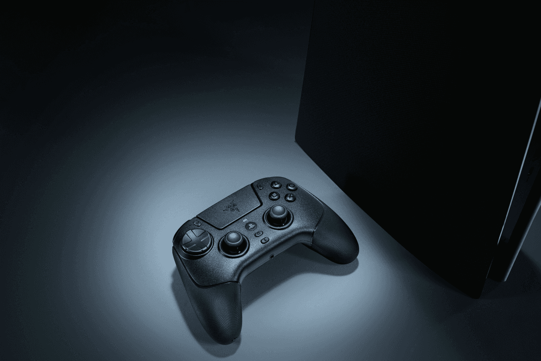 Manette Razer Raiju V3 Pro noire avec sticks analogues et boutons de commande, posée sur fond bleu