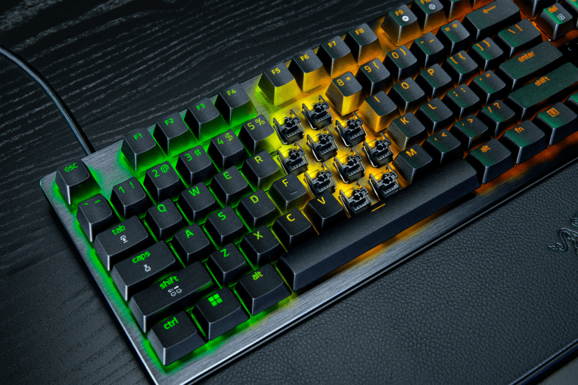 Clavier Razer Huntsman V3 Pro 8KHz avec rétroéclairage RGB vert et orange mettant en évidence les switchs optiques