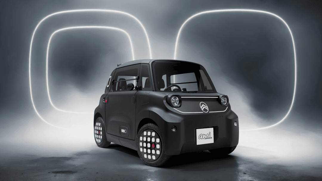 Citroën Ami Dark Side, micromobilité électrique noire avec contours blanc néon, phares ronds et grille LED blanche