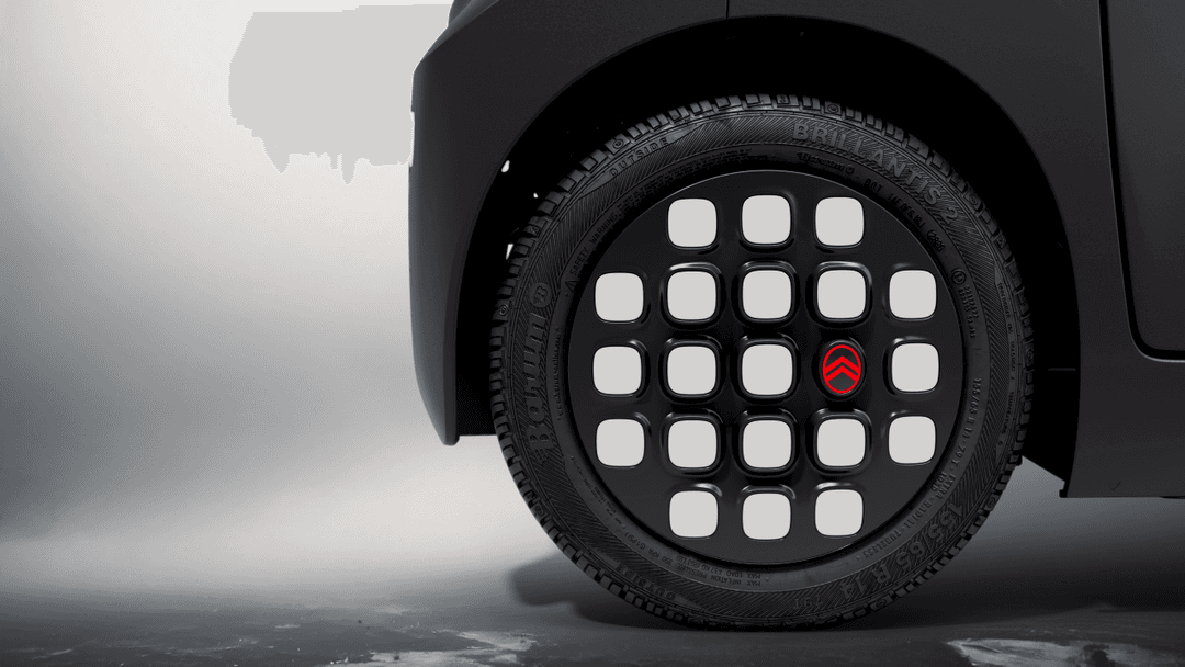 Citroën Ami Dark Side avec enjoliveur noir et damier de cubes blancs, logo rouge au centre
