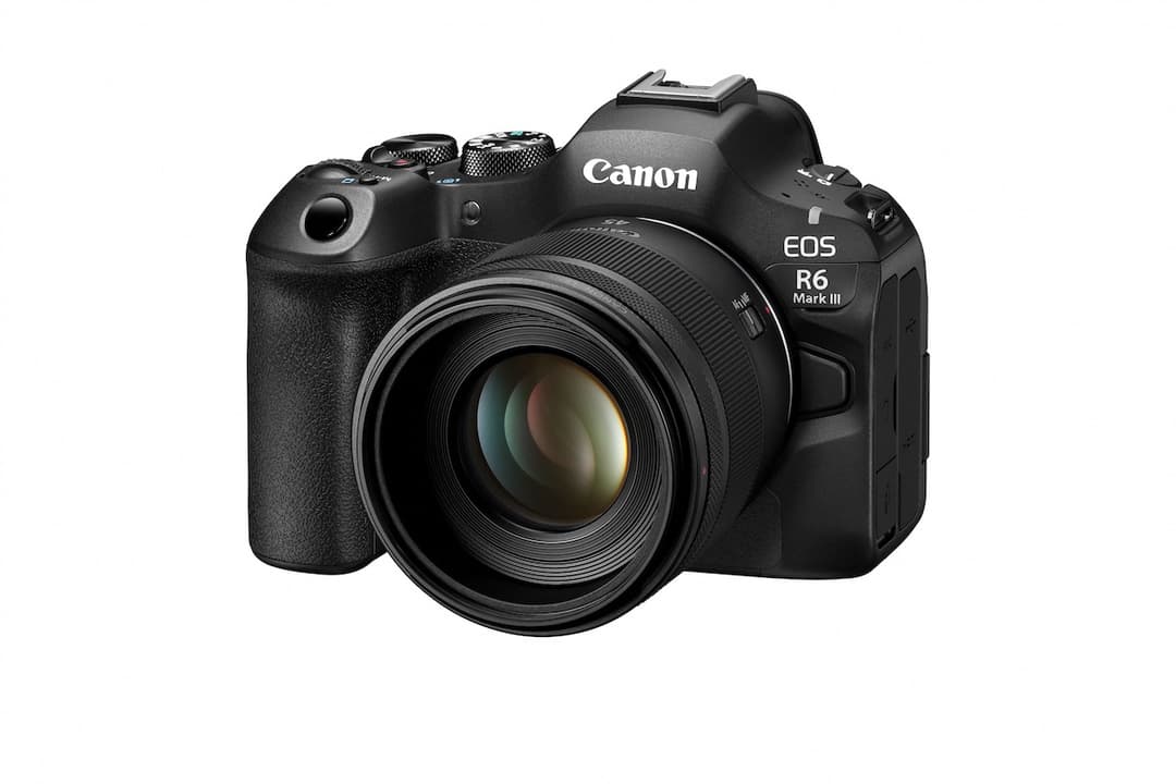 Canon EOS R6 Mark III, appareil photo reflex noir avec objectif grand angle, vue de face