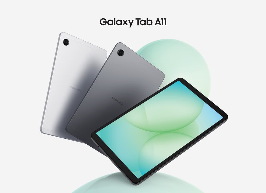 Trois Samsung Galaxy Tab A11 affichant leurs designs en gris et argent, avec capteur photo rond et écran affichant un dégradé vert
