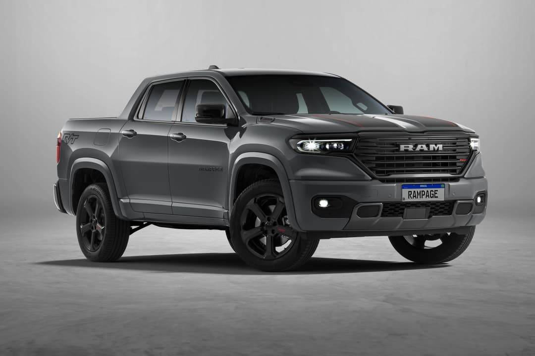 RAM Rampage, pick-up gris anthracite avec calandre noire et phares à LED, photographié de profil en studio