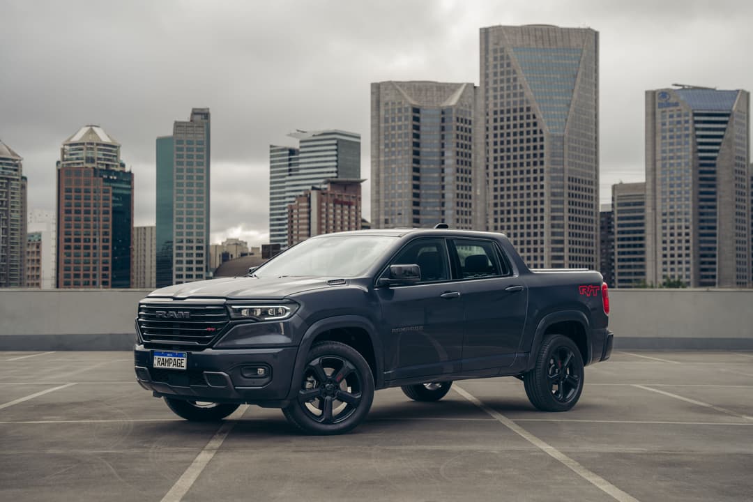 RAM Rampage version R/T, pick-up compact noir avec toit noir et roues de 19 pouces, photographié sur un parking urbain