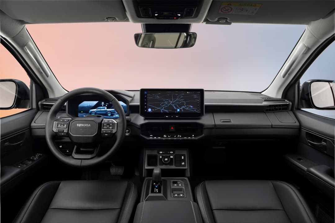 Habitacle du Toyota Hilux de neuvième génération avec écran tactile central, volant multifonctionnel et commandes tout-terrain centralisées