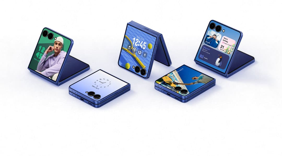 Cinq téléphones pliables Samsung Galaxy Z Flip bleus en différentes positions, affichant divers contenus sur leurs écrans