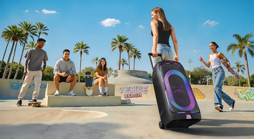 Samsung Galaxy S25 Edge tenu par une femme dans un skate park ensoleillé, entouré de jeunes pratiquant le skateboard et le roller