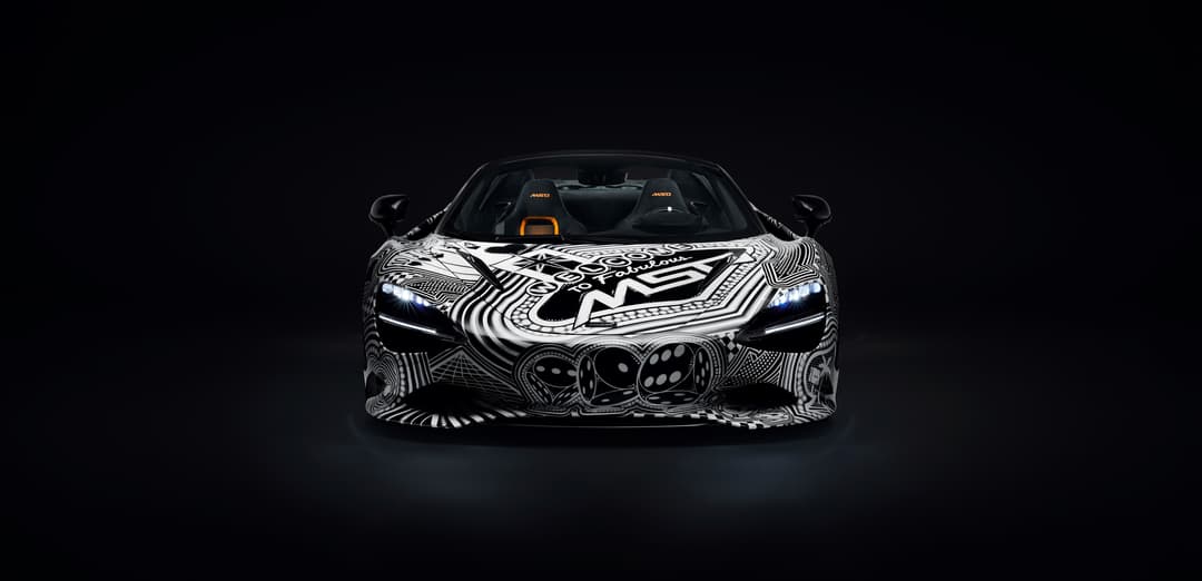 McLaren 750S Spider décorée de motifs géométriques en noir et blanc inspirés de Las Vegas, vue de face sur fond sombre