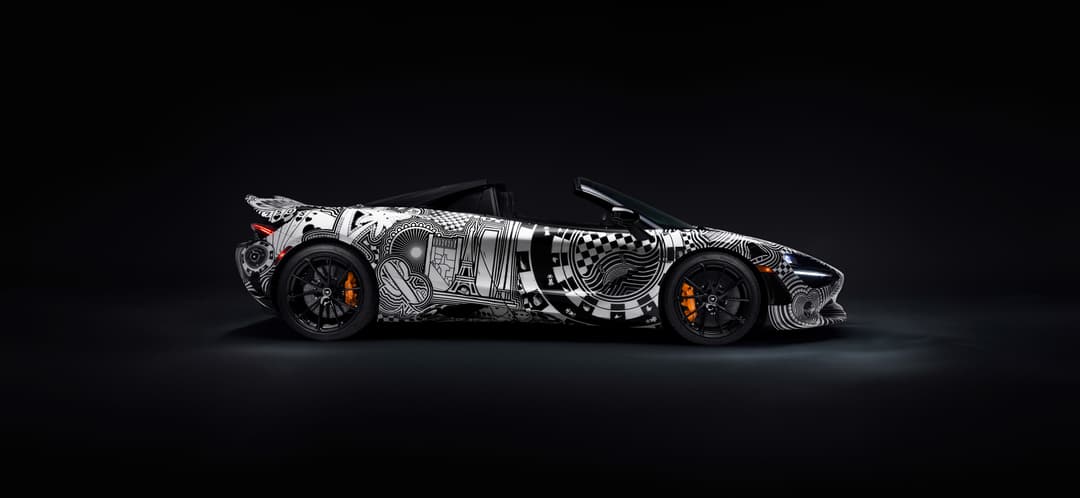 McLaren 750S Project Viva décorée de motifs abstraits en noir et blanc, avec des accents orange aux freins, vue de profil sur fond noir