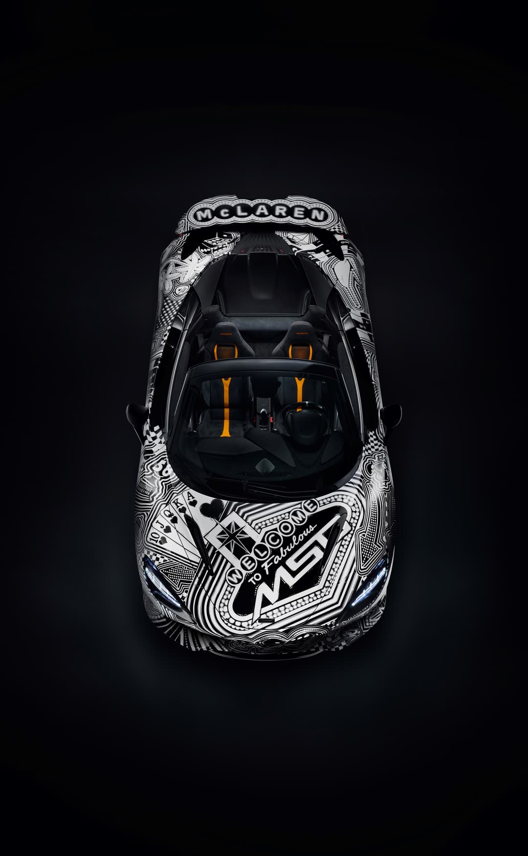 McLaren 750S Project Viva by MSO vue de dessus, carrosserie noire ornée de motifs blancs inspirés de Las Vegas, sièges intérieurs orange et noir