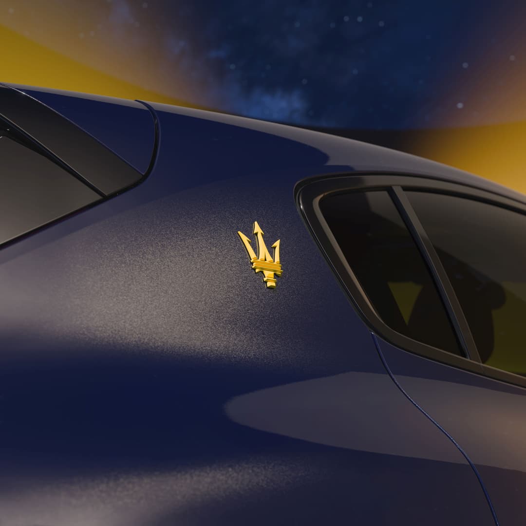 Maserati Grecale Lumina Blu avec carrosserie bleu foncé et badge trident doré sur la portière