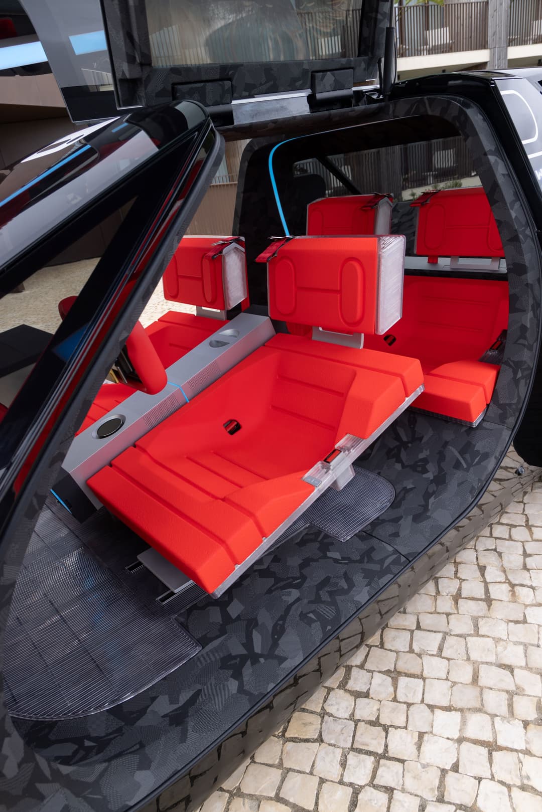 Sièges rouges modulables du PEUGEOT Polygon Concept avec design géométrique, intérieur de véhicule concept aux portes ouvertes