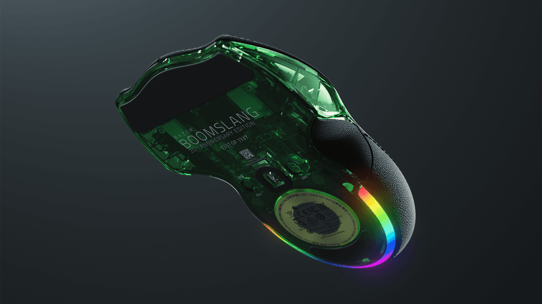 Razer Boomslang 20th Anniversary Edition avec coque transparente verte et éclairage RGB multicolore sous le capteur