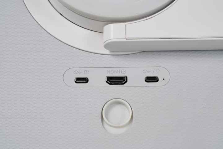 Connecteurs USB-C et HDMI du Samsung Smart Monitor portable Movingstyle, vue rapprochée de la face arrière