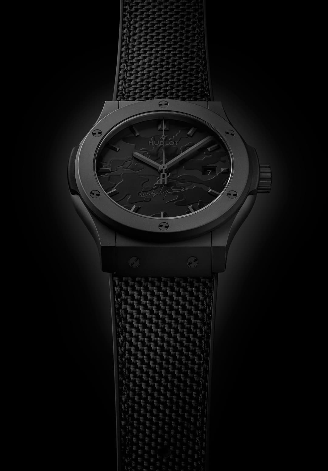 Montre Hublot Classic Fusion Yohji Yamamoto All Black Camo avec cadran camouflage noir, boîtier noir et bracelet en tissu texturé