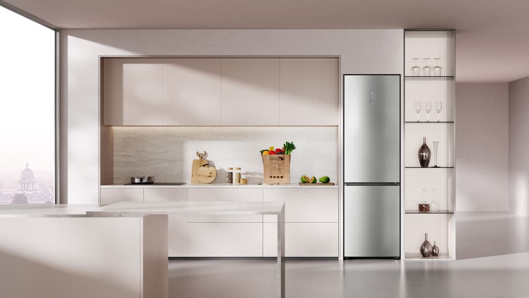 Réfrigérateur Dreame Mega Pro gris et noir intégré dans une cuisine moderne aux tons beige et blanc