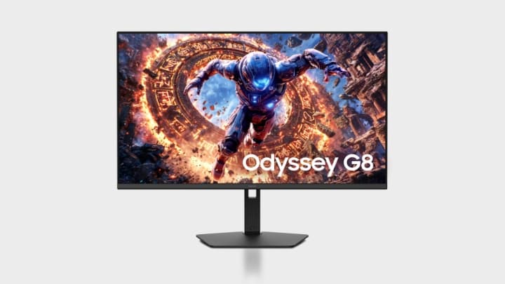 Moniteur de jeu Samsung Odyssey G8 affichant un personnage futuriste entouré de flammes orange et dorées