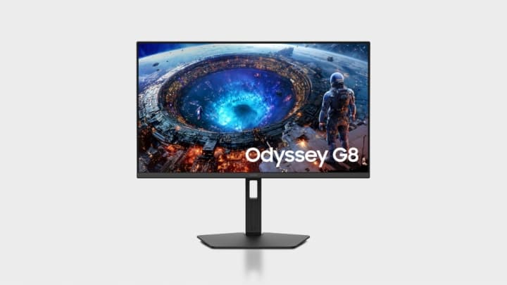 Moniteur Samsung Odyssey G8 affichant une scène de jeu avec cratère de futur et personnage spatial sur écran couleurs vives