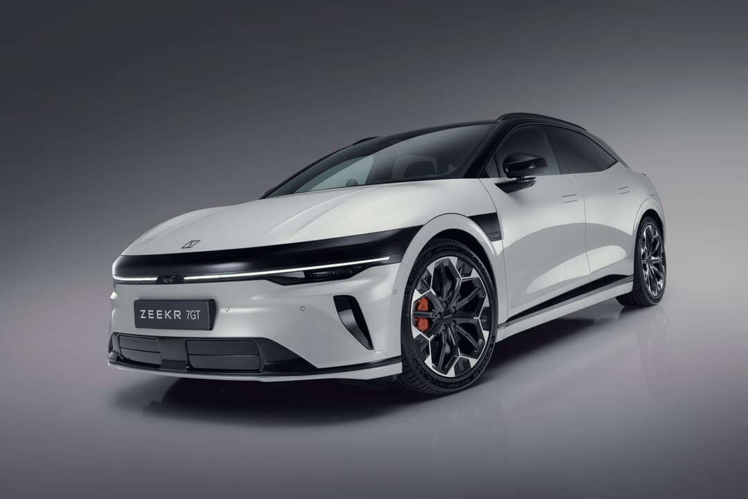Zeekr 7GT blanc de profil, SUV électrique avec phares horizontaux, jantes alliage épaisses et porte-bagages de toit
