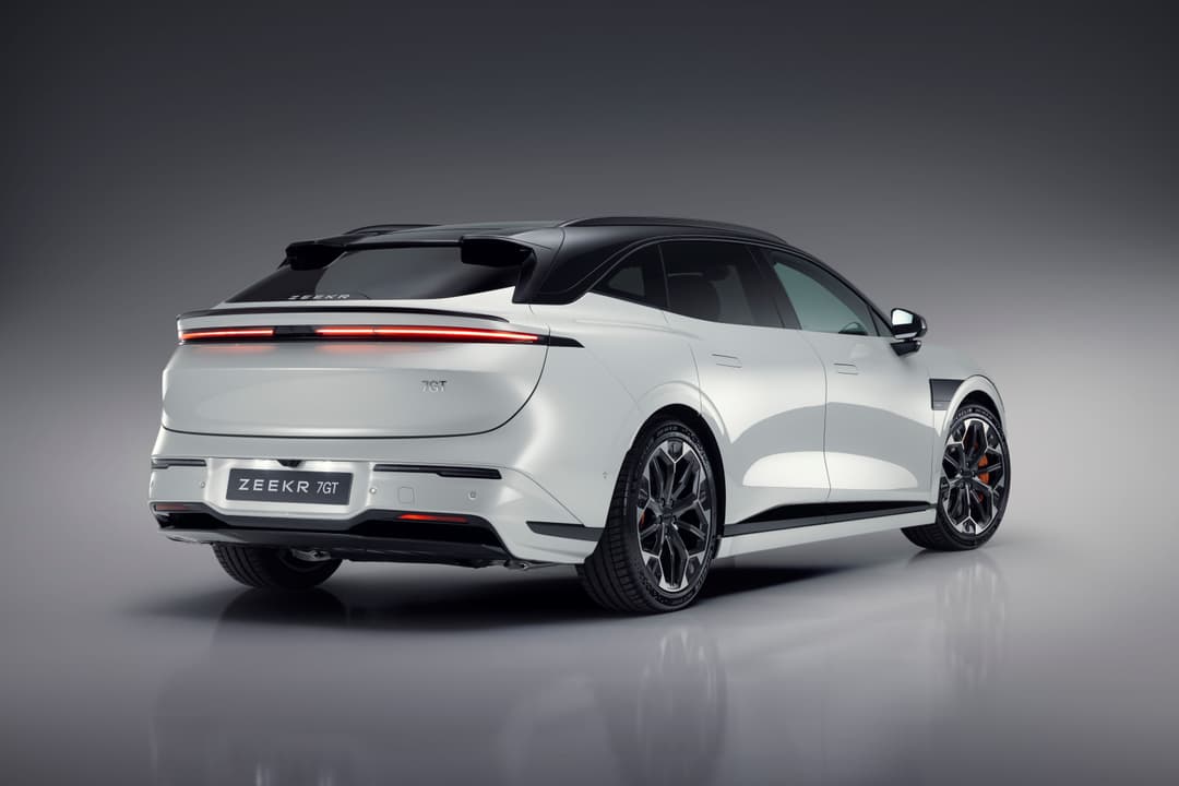 Zeekr 7GT blanche vue de trois quarts arrière, SUV électrique avec phares LED et toit panoramique sur fond gris